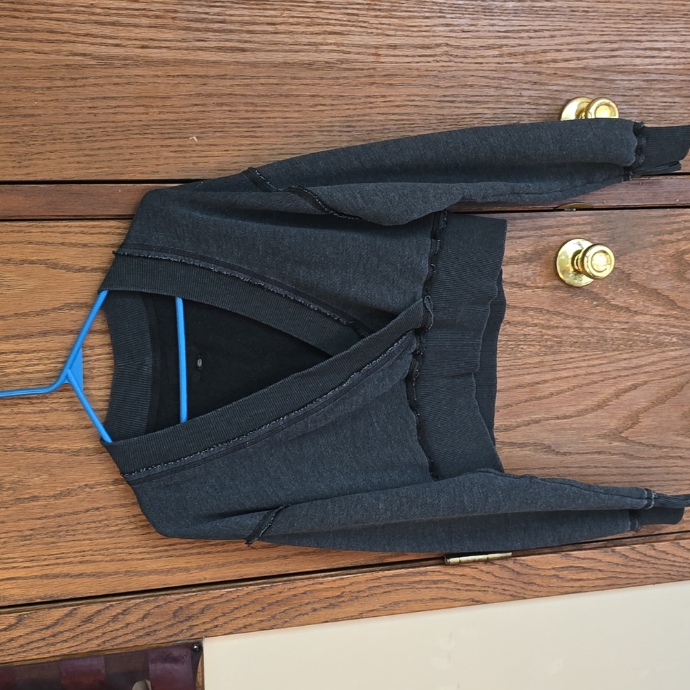 American eagle cropped vneck